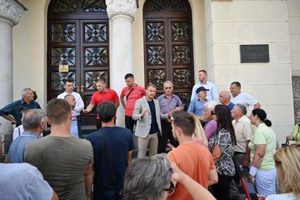 “Vodu nemamo, plaćamo vazduh” Mještani Donjih Kola protestovali ispred "Vodovoda" i Gradske uprave (FOTO)