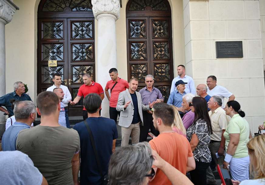 “Vodu nemamo, plaćamo vazduh” Mještani Donjih Kola protestovali ispred "Vodovoda" i Gradske uprave (FOTO)
