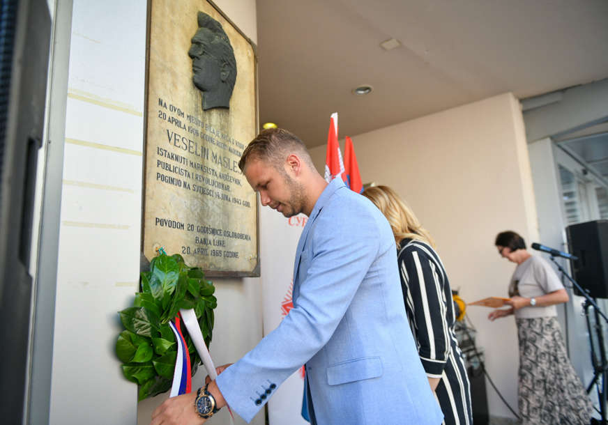 “Duh Veselina Masleše živi kroz Banjalučane” Položeni vijenci na spomen-ploču narodnog heroja (FOTO)