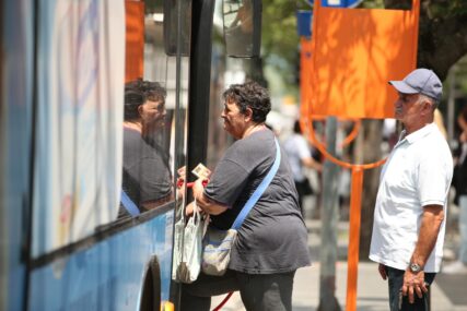 putnici ulaze u autobus