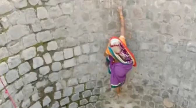 POTRESAN PRIZOR Žena bez užeta i pojasa silazi i penje se uz bunar kako bi došla do vode (VIDEO)