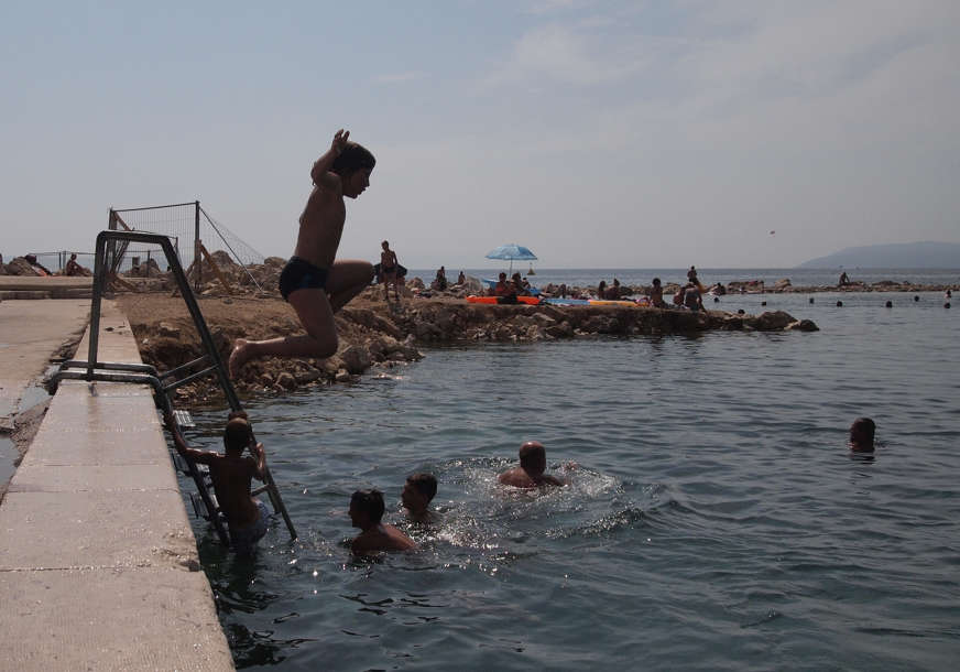 Nepažnja ga umalo koštala života: Turista (24) se glavom zabio u stijene prilikom skoka u more