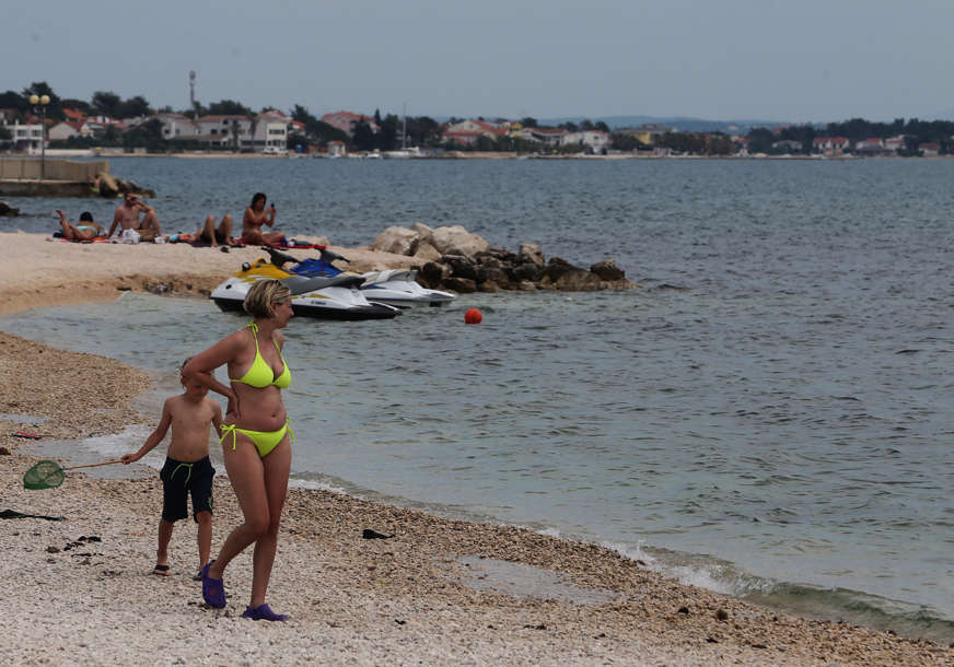 "Puno košta jer smo mi ipak Evropa i elitna destinacija" Turista sjeo da popije kafu na obali Jadrana, pa ostao šokiran cijenama (FOTO)