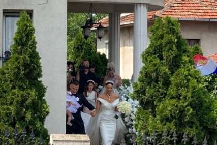 Mlada u vjenčanici kao MILION DOLARA: Gobelja sa kćerkom Katjom u rukama izveo Kaću Grujić (VIDEO)