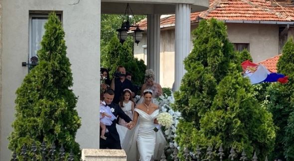 Mlada u vjenčanici kao MILION DOLARA: Gobelja sa kćerkom Katjom u rukama izveo Kaću Grujić (VIDEO)