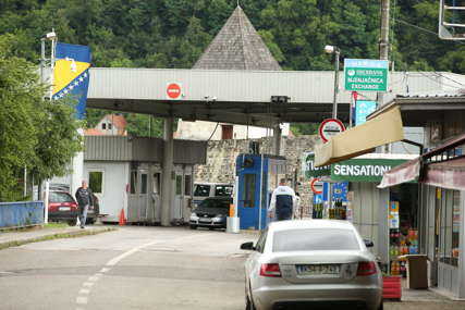 Nakon jutrošnje blokade, ponovo pušteni u rad: Prohodni granični prelazi u Kostajnici i Kozarskoj Dubici