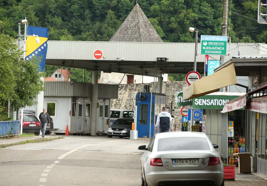 Nakon jutrošnje blokade, ponovo pušteni u rad: Prohodni granični prelazi u Kostajnici i Kozarskoj Dubici