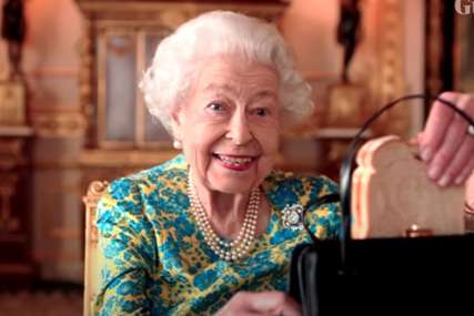 Nesvakidašnja čajanka: Kraljica Elizabeta jednim potezom pokazala da ima genijalan smisao za humor (VIDEO)