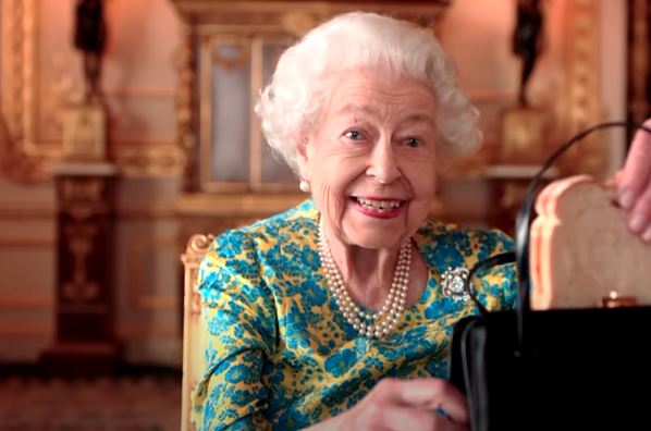Kraljica napravila skeč za platinasti jubilej: Milione oduševio njen izbor gosta za čajanku (VIDEO)