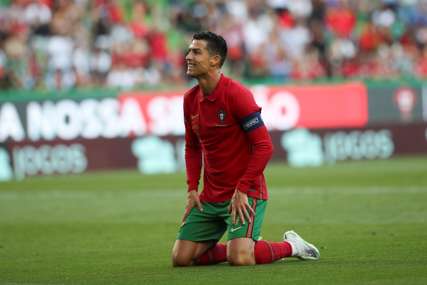 Neopisiva radost: Dječak u nevjerici "teturao" iza gola kada mu je Ronaldo pružio ruku (VIDEO)