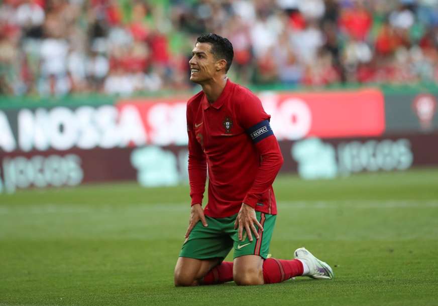 Neopisiva radost: Dječak u nevjerici "teturao" iza gola kada mu je Ronaldo pružio ruku (VIDEO)