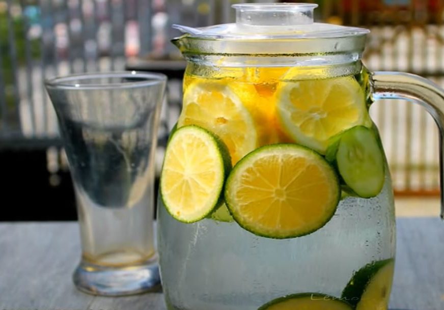 Mali trik za lijena jutra: Osvježavajuća voda s limunom odmah će vas razbuditi