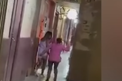 TUKLA JE KAIŠEM DO KUĆE Majka zabranila kćerki izlazak, pa je uhvatila u provodu (VIDEO)