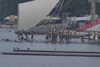 Policija ih vadi iz vode: Proslava male mature se otela kontroli, đaci skaču u jezero (VIDEO)