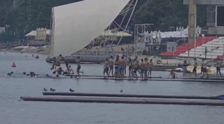 Policija ih vadi iz vode: Proslava male mature se otela kontroli, đaci skaču u jezero (VIDEO)