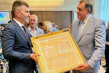 SPECIJALNO IZDANJE Dodiku uručen komplet poštanskih maraka sa likom Petra Velikog