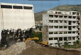 “KRIVI TORANJ” Zgrada u Mostaru srušena nakon više pokušaja, zamalo pala na bageristu (VIDEO)
