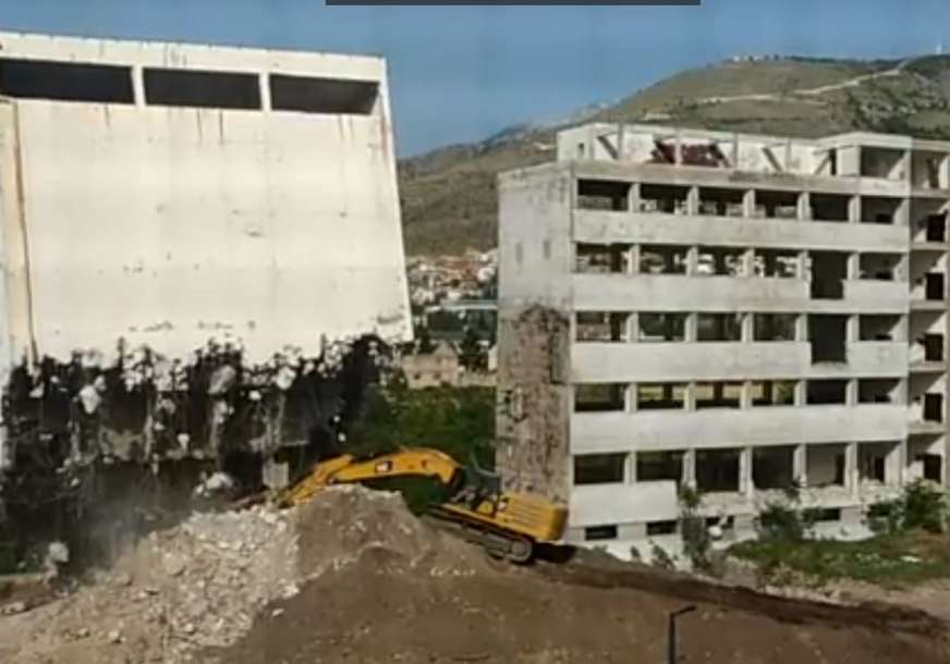 “KRIVI TORANJ” Zgrada u Mostaru srušena nakon više pokušaja, zamalo pala na bageristu (VIDEO)