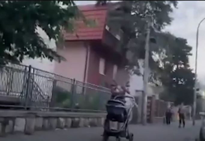 Muškarac viče na bebu u kolicima "Alo, mentolu, svi me gledaju zbog tebe ko retarda" (VIDEO)