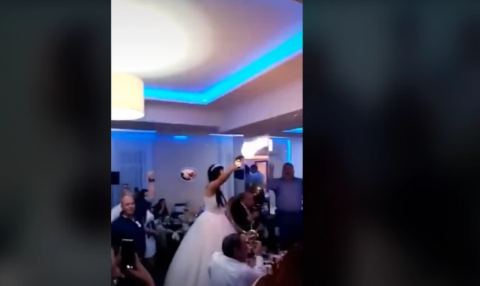 Izvadila pištolj i počela da rešeta: Mladu na svadbi pogodila pjesma (VIDEO)