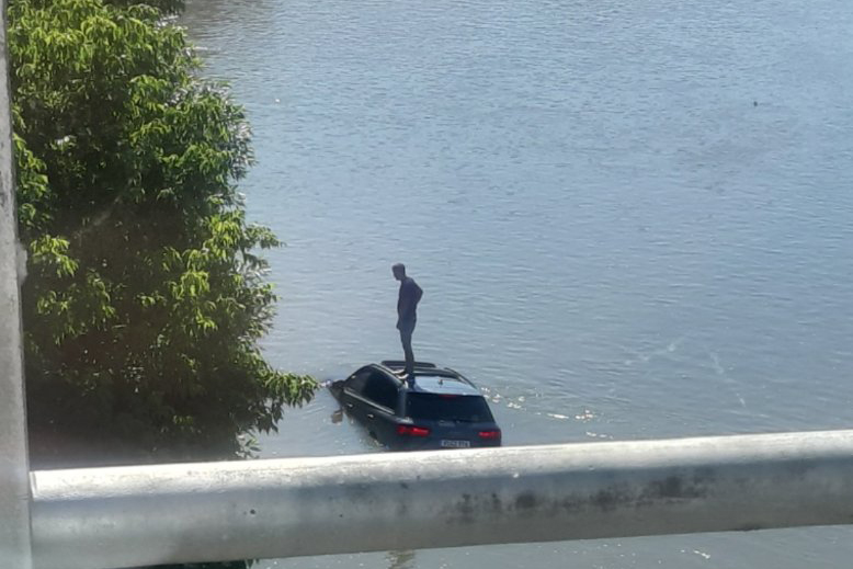 Nesvakidašnja nesreća u Doboju: Vozač sletio u rijeku, pa NA KROVU ČEKAO POMOĆ (FOTO)
