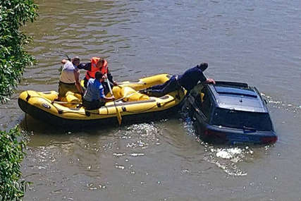 Novi detalji nesreće u Doboju: Makedonac skupocjenim terencem sletio u rijeku, policajci ga izvukli čamcem (FOTO)