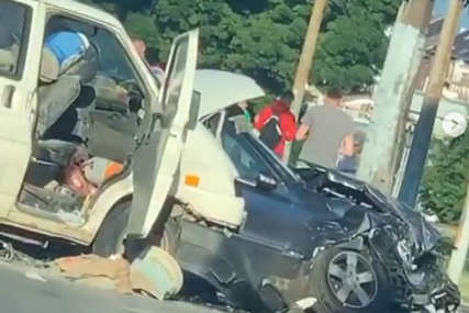 POTRESAN PRIZOR Vozila uništena, tri osobe povrijeđene u stravičnom sudaru u Sarajevu (VIDEO)