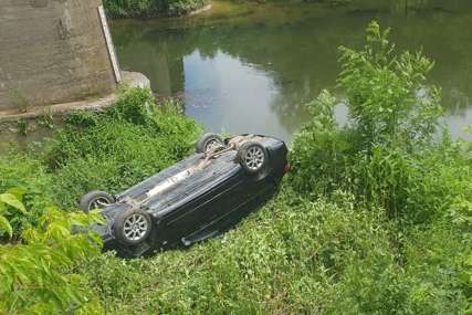 Nesreća kod Doboja: Automobil sletio s puta, povrijeđena jedna osoba (FOTO)