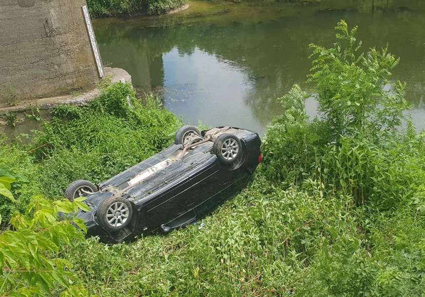 Nesreća kod Doboja: Automobil sletio s puta, povrijeđena jedna osoba (FOTO)
