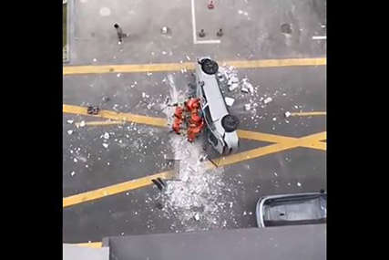 BIZARNA NESREĆA Poginule dvije osobe kada je električni automobil pao sa 3. sprata zgrade (VIDEO)