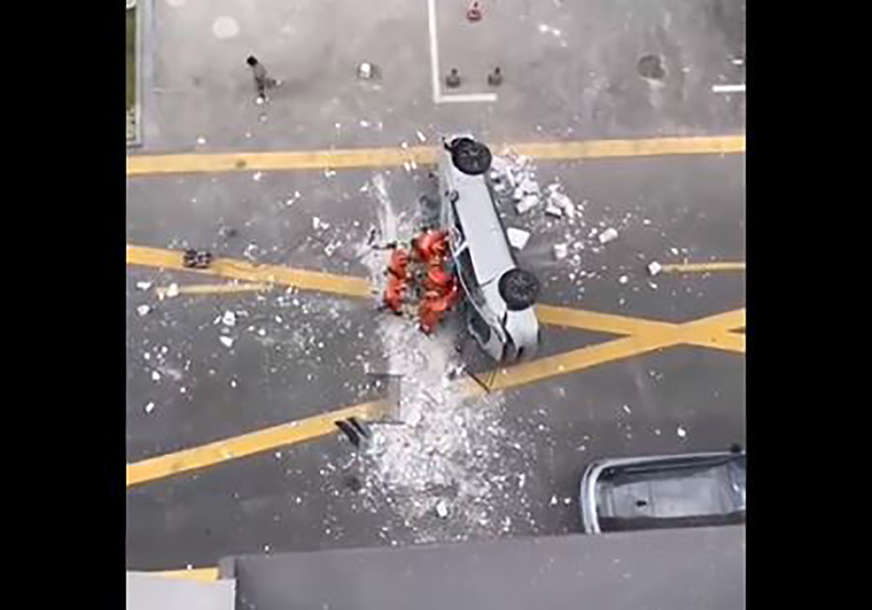 BIZARNA NESREĆA Poginule dvije osobe kada je električni automobil pao sa 3. sprata zgrade (VIDEO)