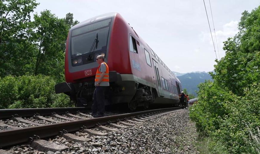 Jedva podigli vagon: Porastao broj poginulih u stravičnoj nesreći u Njemačkoj
