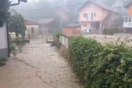 U Čeliću proglašeno stanje prirodne nesreće: Poplavljeno najmanje 200 objekata, voda nosila automobile (VIDEO)