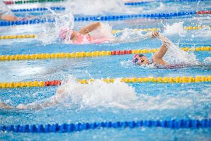 Cilj afirmacija sportskih aktivnosti: Takmičenje u plivanju privuklo više od 400 osnovaca (FOTO)