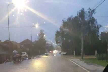 NEVRIJEME U PRIJEDORU Obilne padavine zaustavile saobraćaj, potopljeni i podrumi kuća (FOTO,VIDEO)