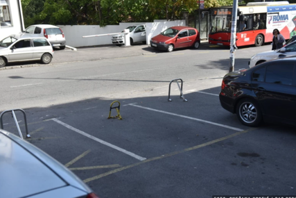 Lanci, cigle i kante: Na parkiralištima sve više nelegalnih prepreka za "čuvanje mjesta"