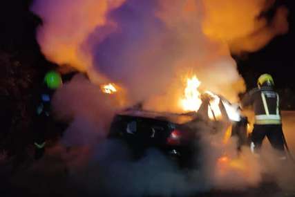 BUKTINJA KOD BANJALUKE Vatra uništila "mercedes" (FOTO)
