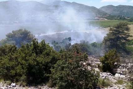 Vatrogasci samo pješke moguće prići: I dalje gori na Vrbanjskim brdima, vatra ne ugrožava kuće