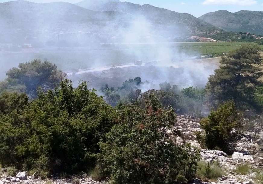 “Jedan plamen može izazvati katastrofu” Trebinjski vatrogasci od jutra na terenu, ugašeni požari u dva naselja