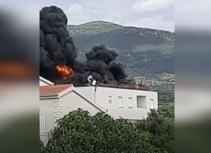 DRAMATIČAN PRIZOR Radnici se spasavali preko krova zapaljene zgrade (VIDEO)