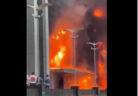 STRAVIČNE SCENE POŽARA Vatra guta poslovni centar, ljudi ostali zarobljeni unutra (VIDEO)