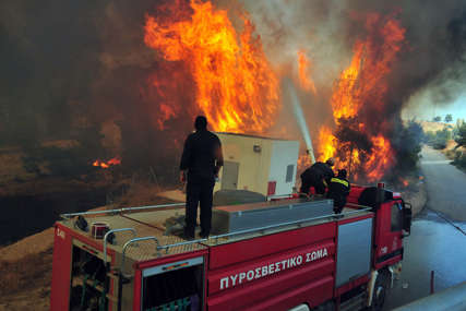 Vatrena stihija na Svetoj Gori: S požarom se bori preko 100 vatrogasaca i 35 vojnika