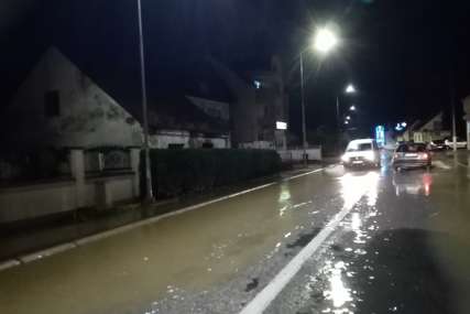 STIŽU VATROGASCI Izlila se lokalna rijeka u Prijedoru, voda u podrumima (FOTO, VIDEO)