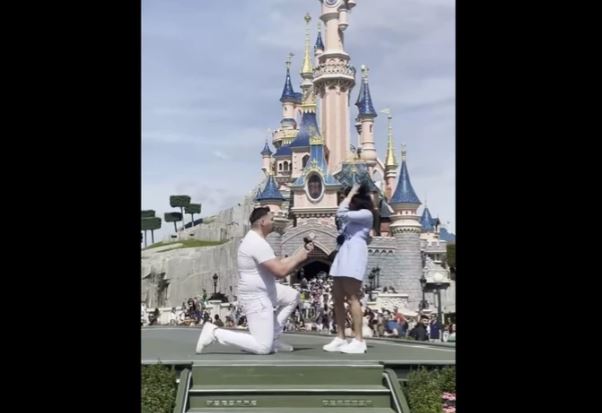 Diznilend zbog skandala MORAO DA SE IZVINI: Mladić kleknuo da zaprosi djevojku, a između njih proletio muškarac i uzeo prsten (VIDEO)