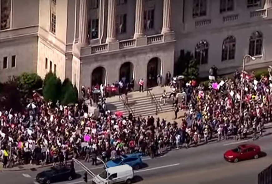 PROTESTI U AMERICI Ženama ukinuto pravo na abortus, nezadovoljni građani na ulicama (VIDEO)