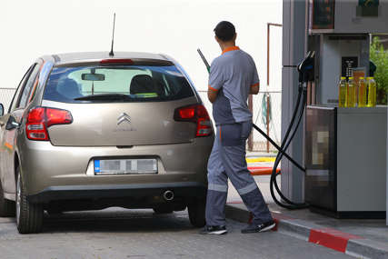 Na nekim pumpama vrtoglavih 3,54 KM: Evo za koliko je feninga u prosjeku pojeftinio litar goriva u Srpskoj