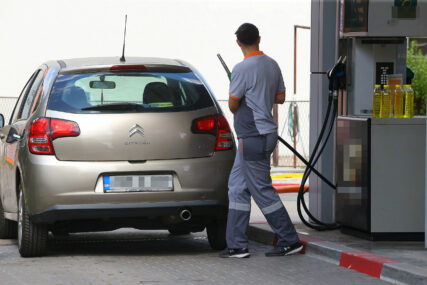 Ništa od najavljenog pojeftinjenja: Cijena nafte pada, u Srpskoj litar dizela i dalje skoro 3,5 KM