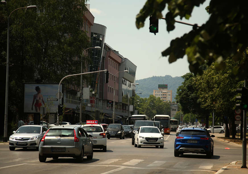 OPREZNO VOZITE Kolovozi mjestimično vlažni, mogući odroni zemlje i kamenja