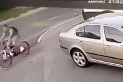 Pokosio ga i produžio dalje: Objavljen snimak nesreće, maloljetnik za volanom udario dječaka (VIDEO)