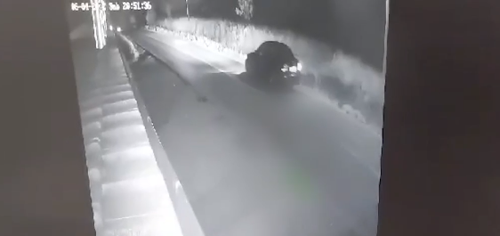 UZNEMIRUJUĆI SNIMAK Čovjek leži na putu, auto prelazi preko njega (VIDEO)